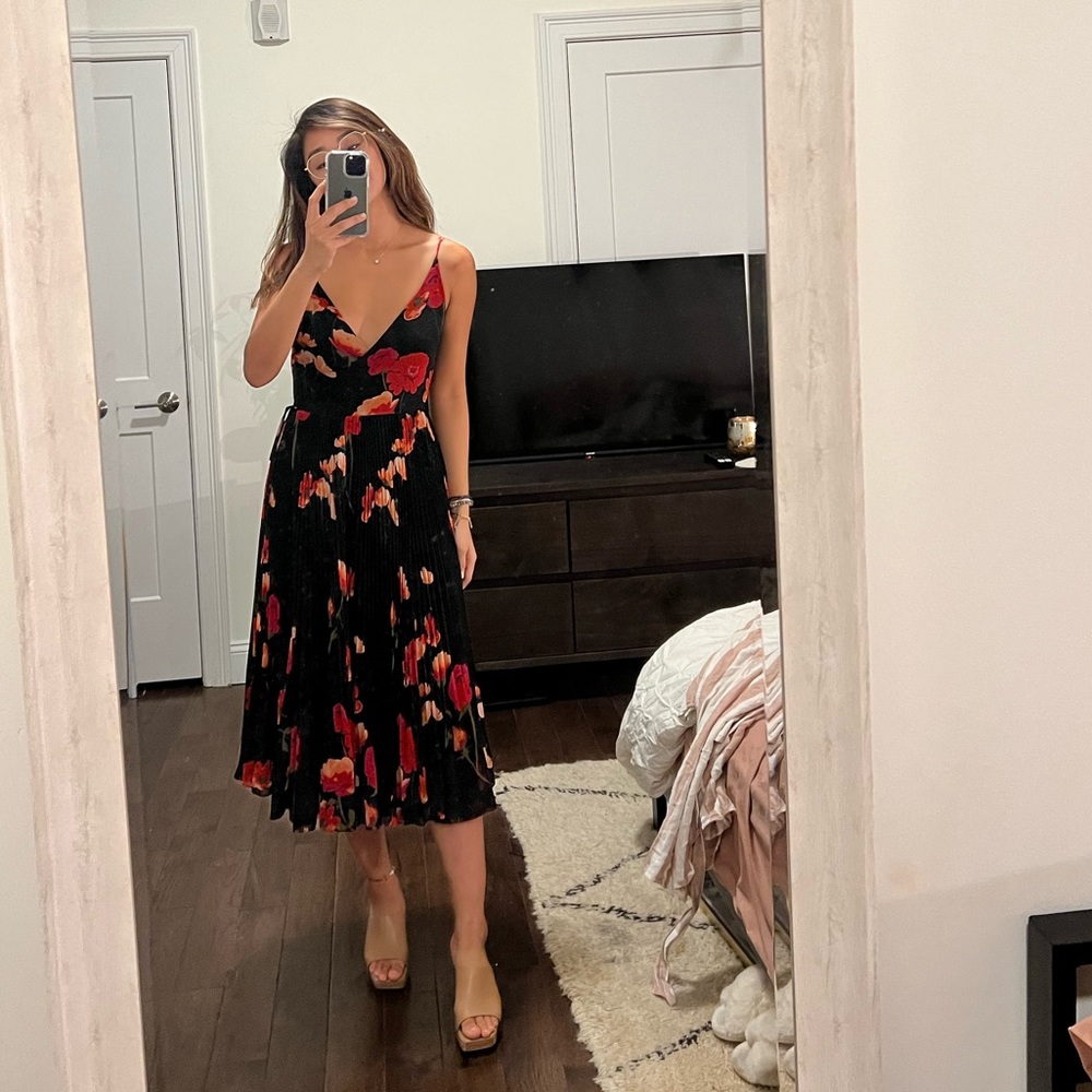 Aritzia Wilfred floral wrap dress, beaune, red and pink flower black, size small